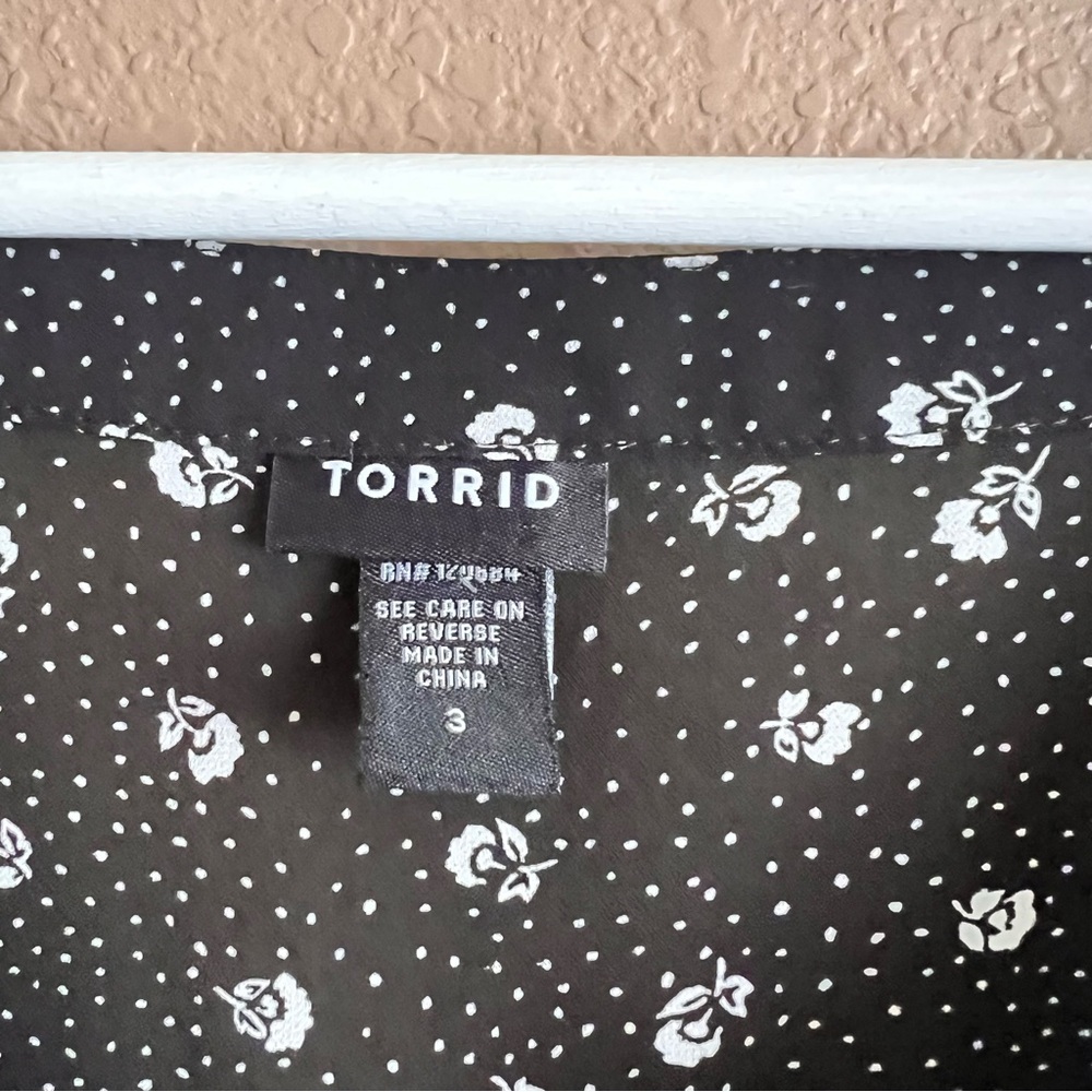 Torrid Black Pleated Long Sleeve Floral Blouse Size 3 - Picture 3 of 10